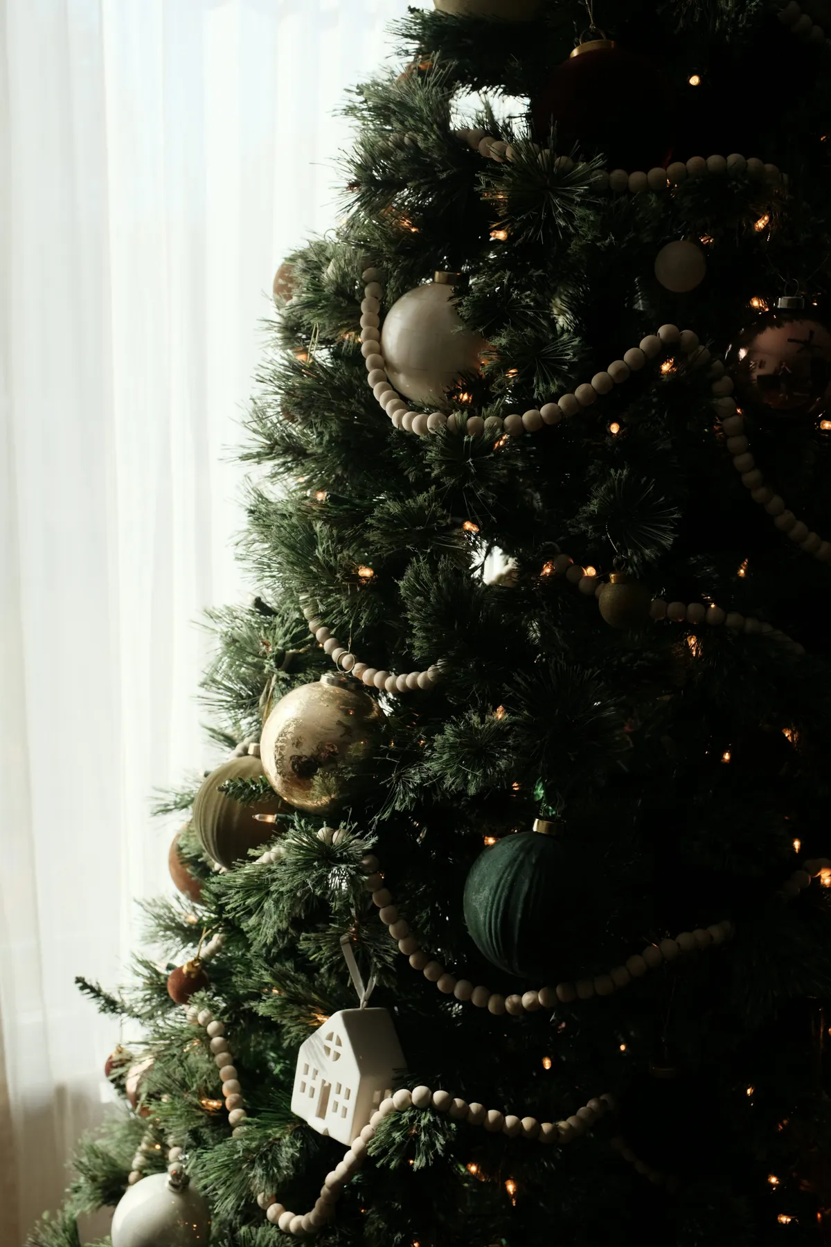 A decorated christmas tree with ornaments and ornaments - Free Photo on  Unsplash