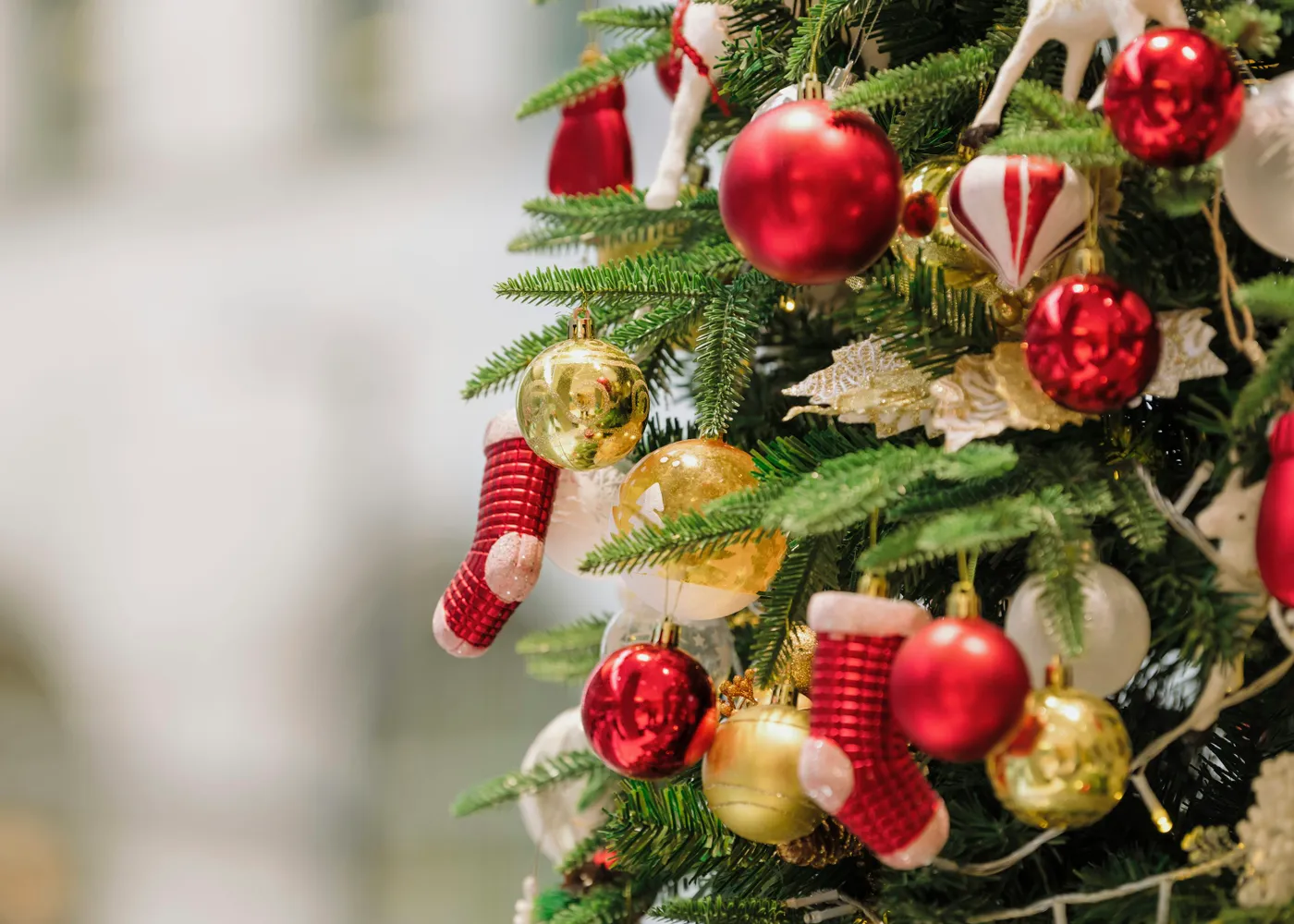 A decorated christmas tree with red and gold ornaments - Free Photo on Unsplash