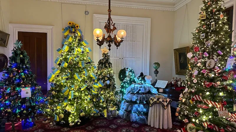 A Hallmark movie set': Lincoln-Tallman Museum Holiday Tree Show lights up  the season