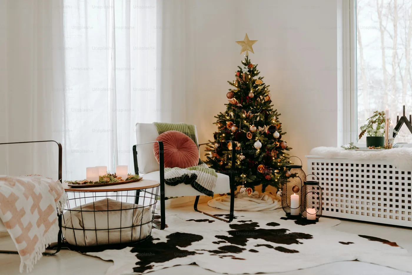 A living room with a christmas tree in the corner - Photo on Unsplash+