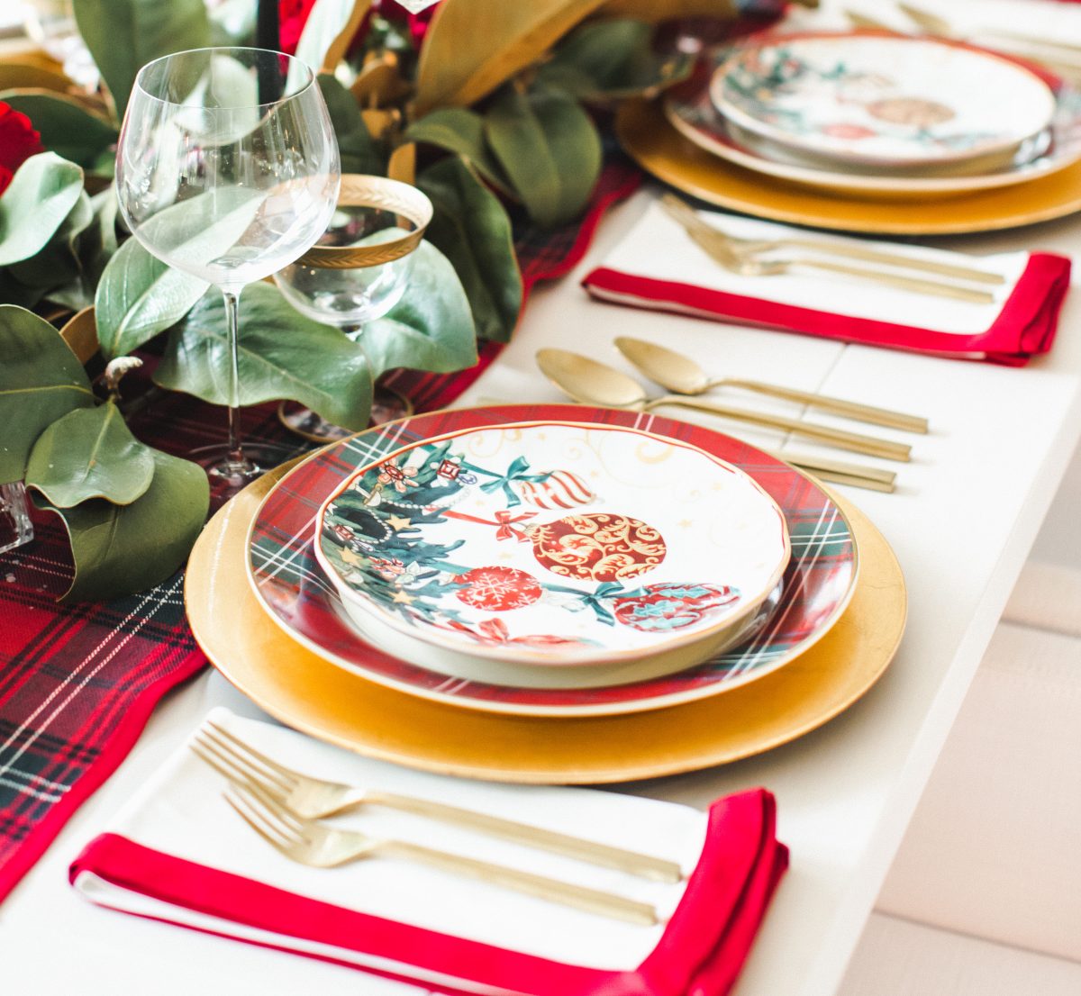 A Traditional and Classic Christmas Tablescape - to have + to host