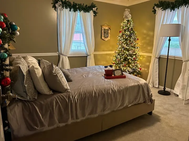 Angel Room Christmas 365 - Houses for Rent in La Porte, Indiana, United States - Airbnb