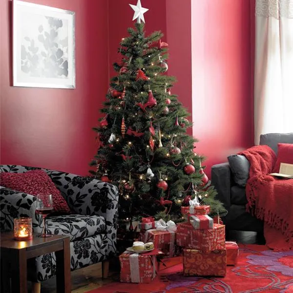 Beautiful Christmas Decor in Charming Old Fashioned Red Colors