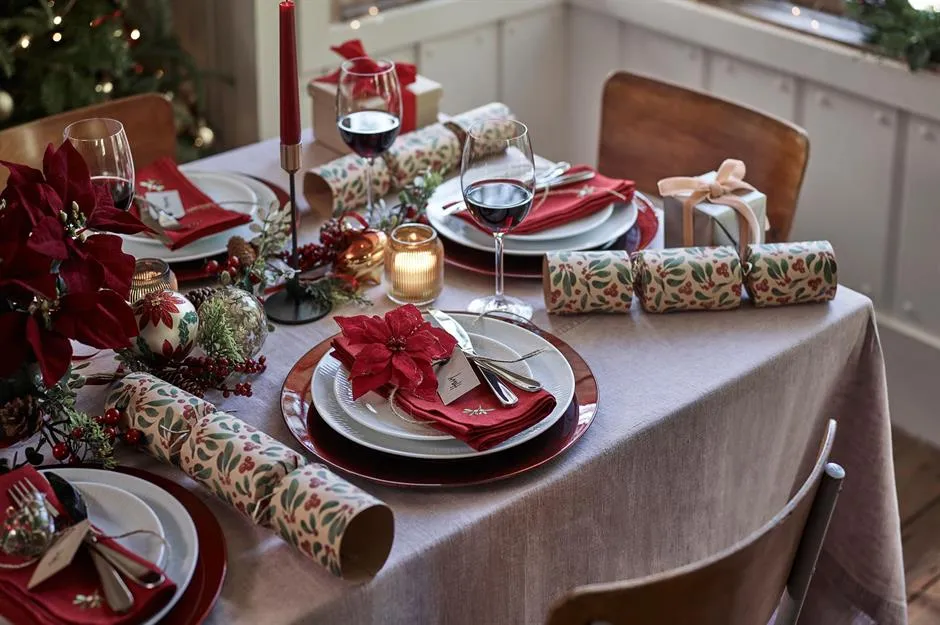 Beautiful Christmas table decorating ideas | loveproperty.com