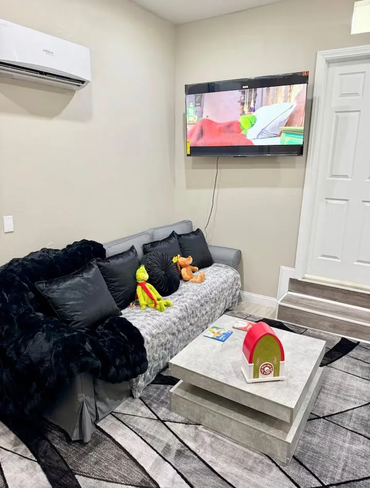Beautiful Modern Grinch Themed Guesthouse - Guest houses for Rent in Las  Vegas, Nevada, United States - Airbnb