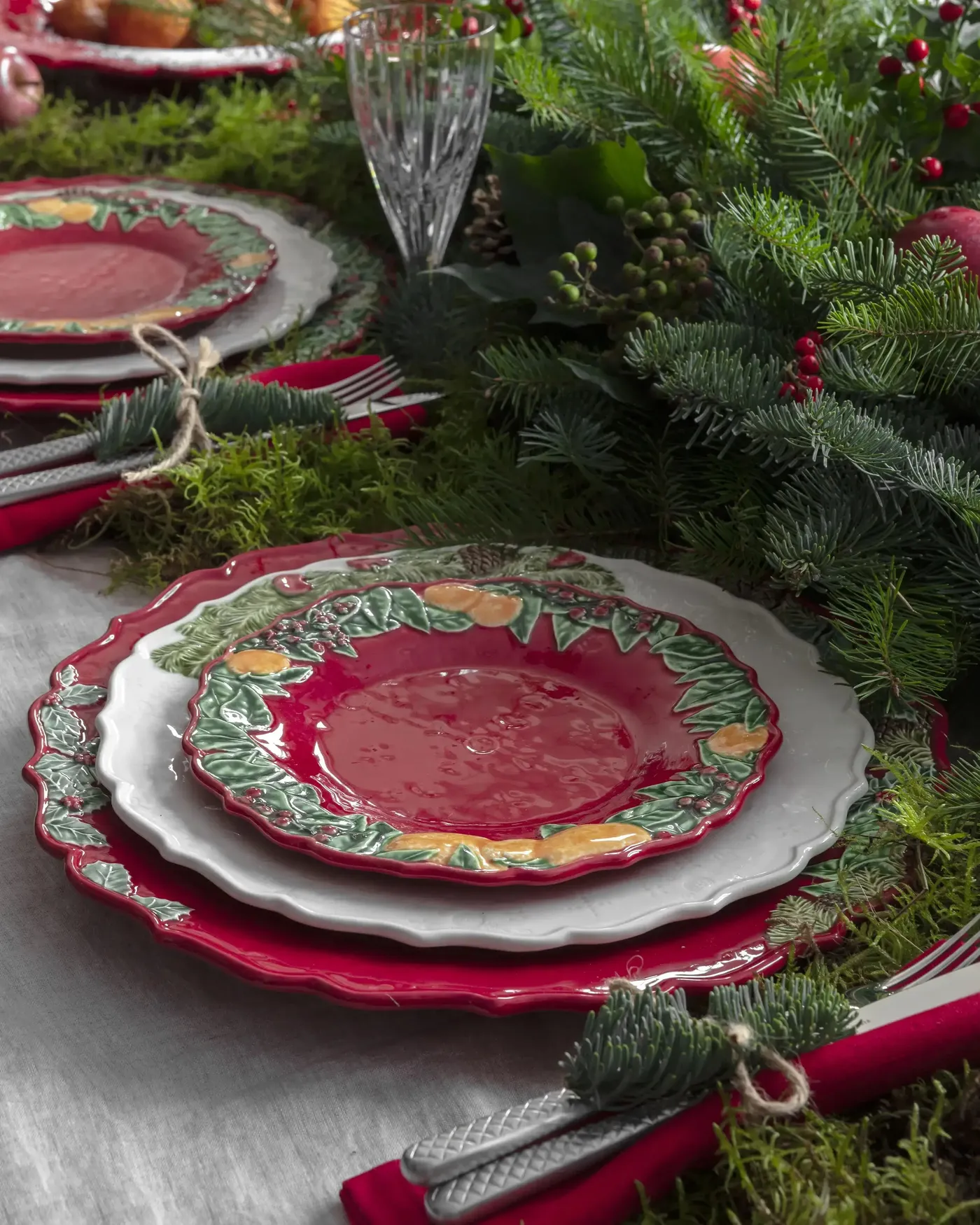 Bordallo Pinheiro Christmas Garland 8.5' Dessert Plate - Red
