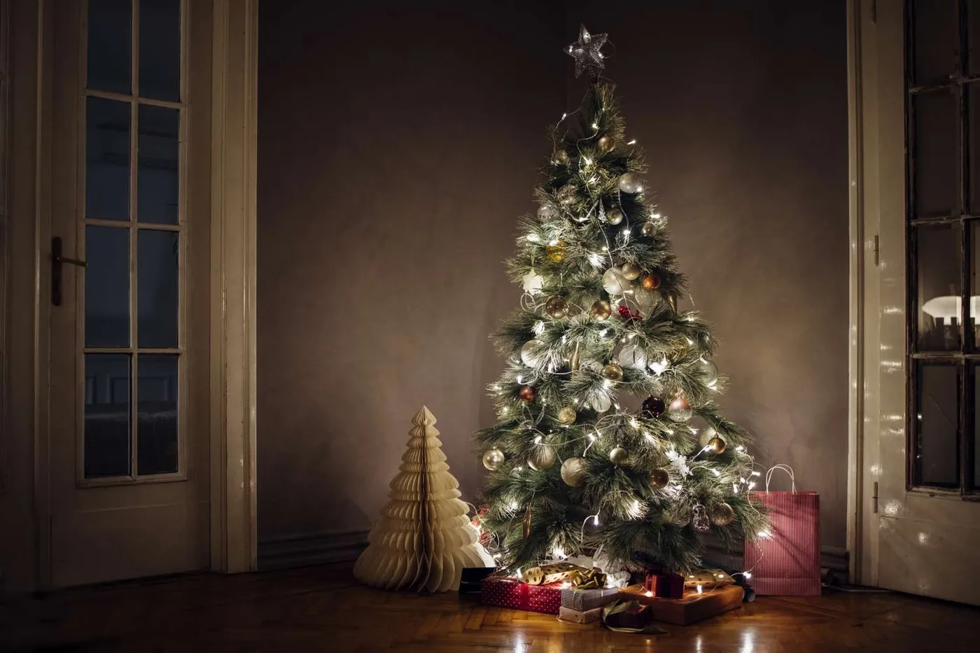 Can You Leave Christmas Tree Lights On Overnight?