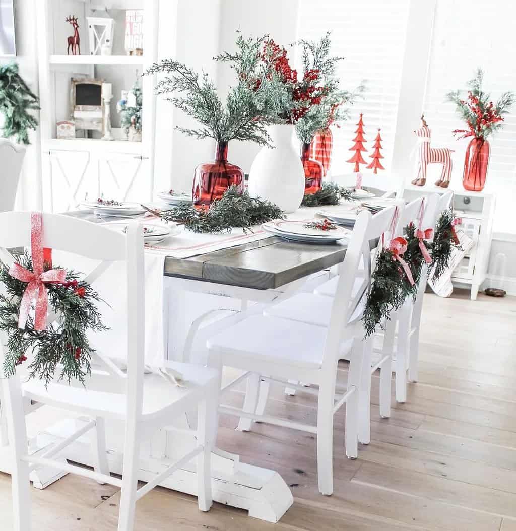 Celebrating the Holidays in Style: A Collection of 19 Christmas Decorated Dining Rooms – Inspirations at Your Fingertips
