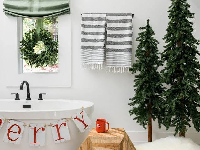 Christmas and Holiday Bathroom Decor Ideas | HGTV