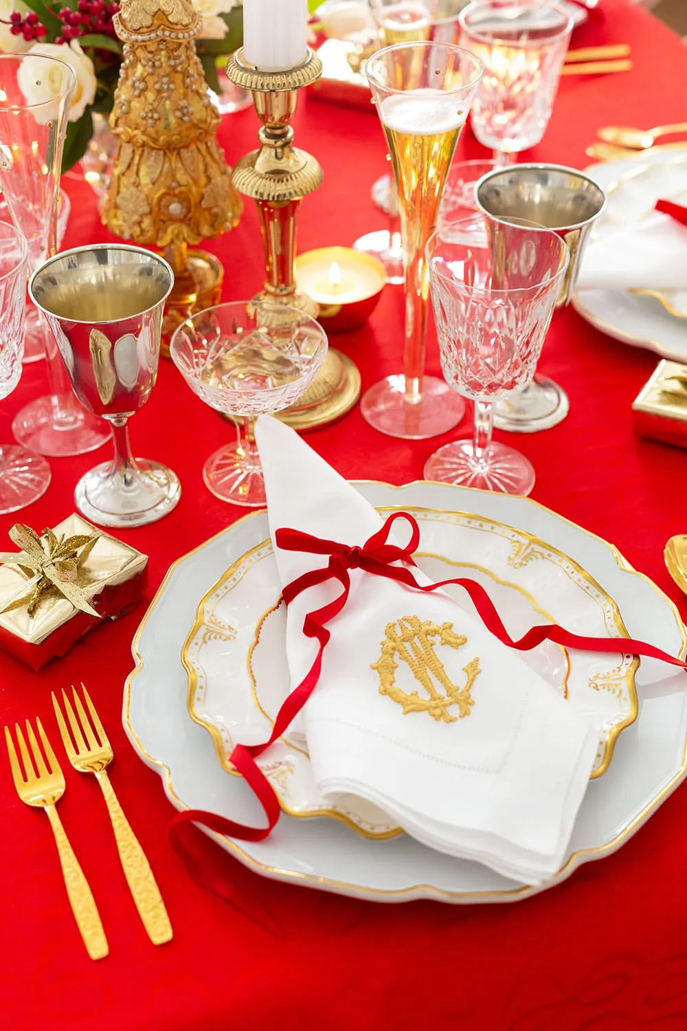 Christmas in the Dining Room | My Holiday Tablescape - Pizzazzerie
