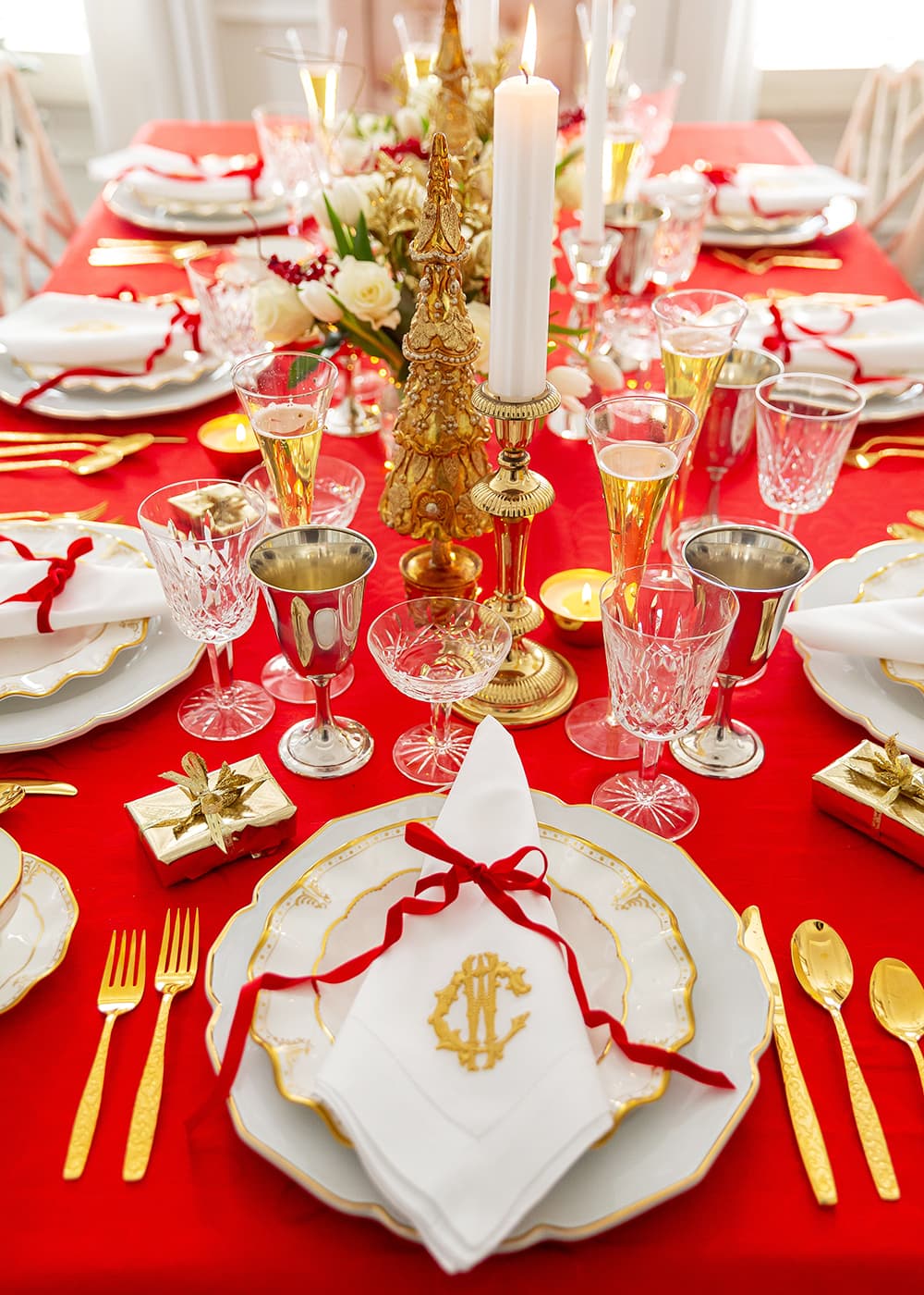 Christmas in the Dining Room | My Holiday Tablescape - Pizzazzerie