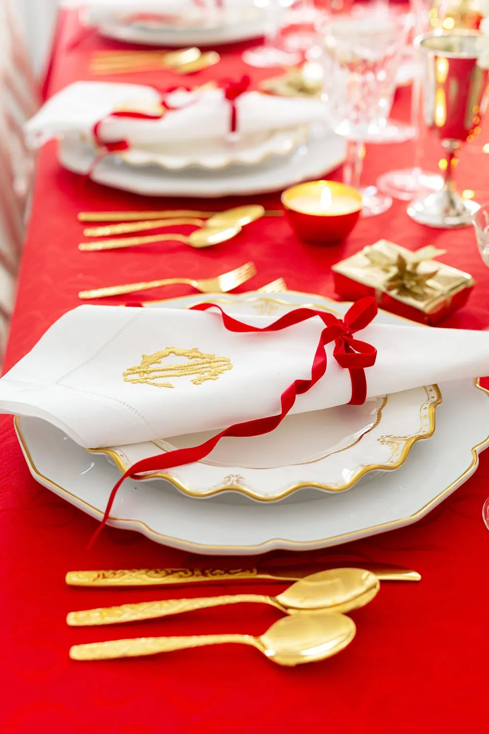 Christmas in the Dining Room | My Holiday Tablescape - Pizzazzerie