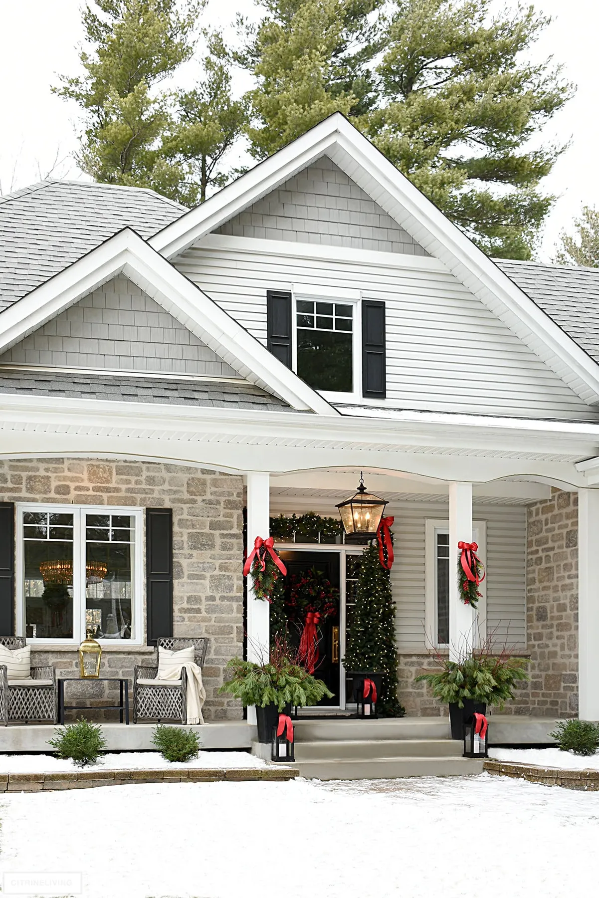 Christmas Porch Decor in Classic Red || CITRINELIVING