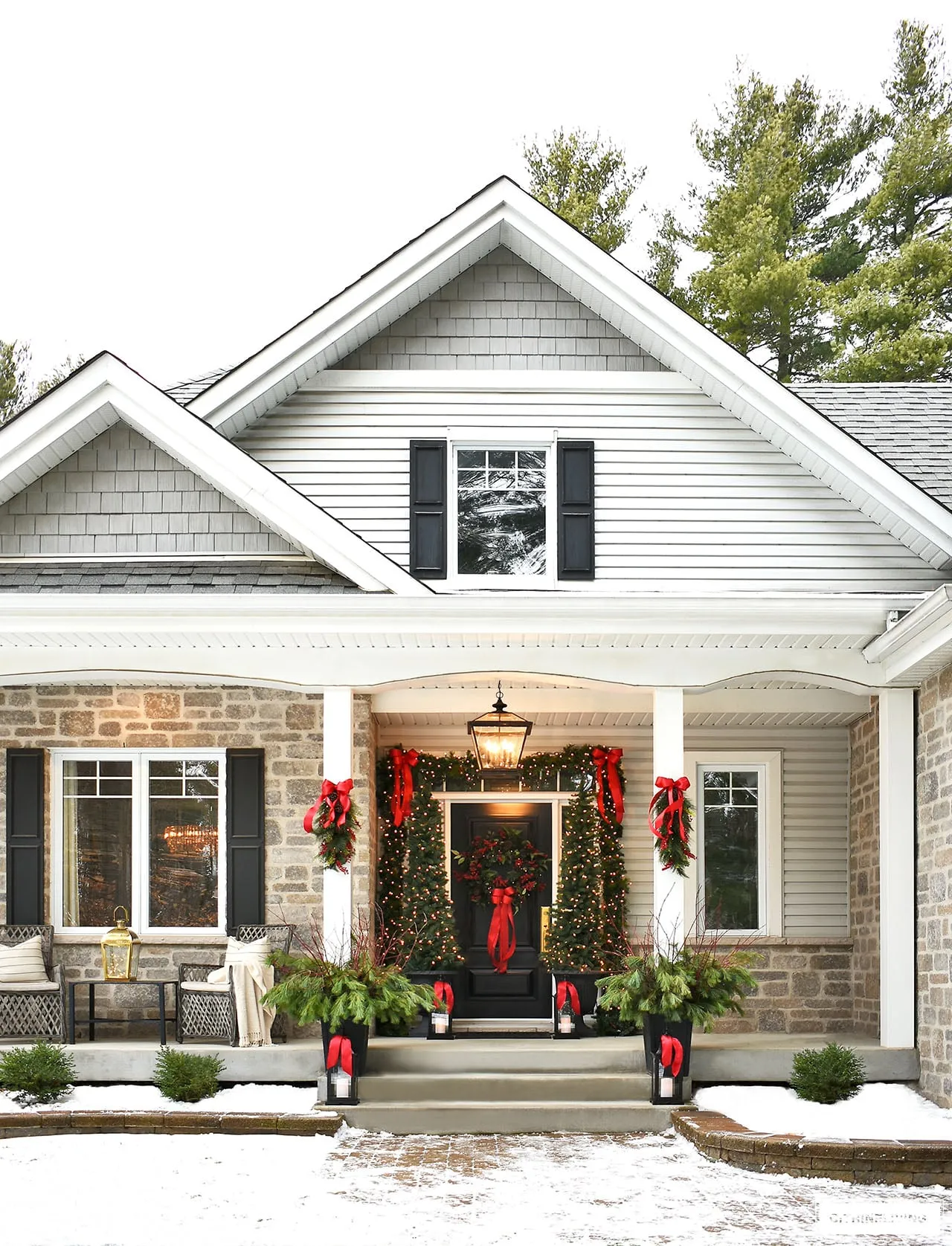 Christmas Porch Decor in Classic Red || CITRINELIVING
