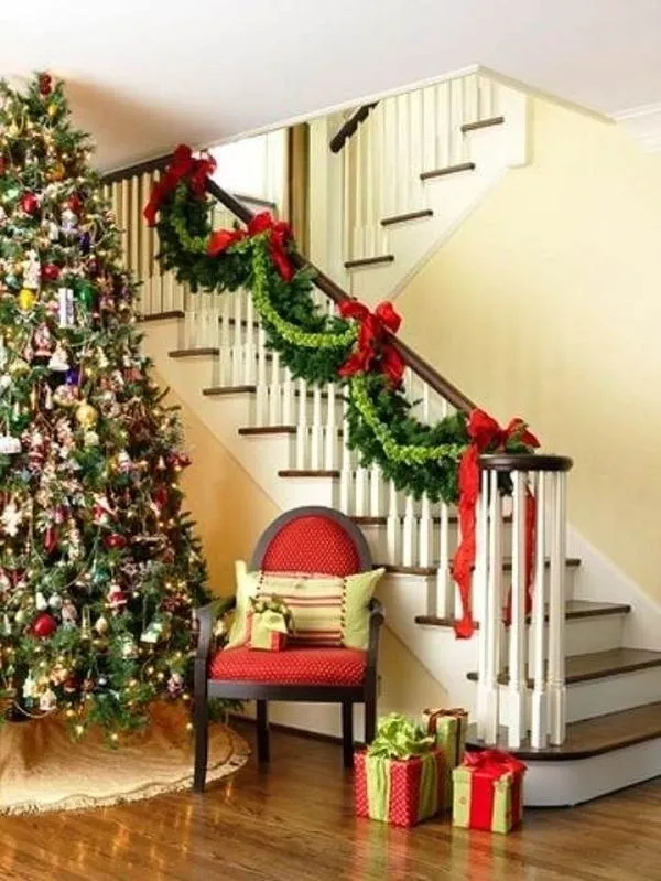 Christmas Stair Decorations – Beautiful Ideas To Spruce The Holiday