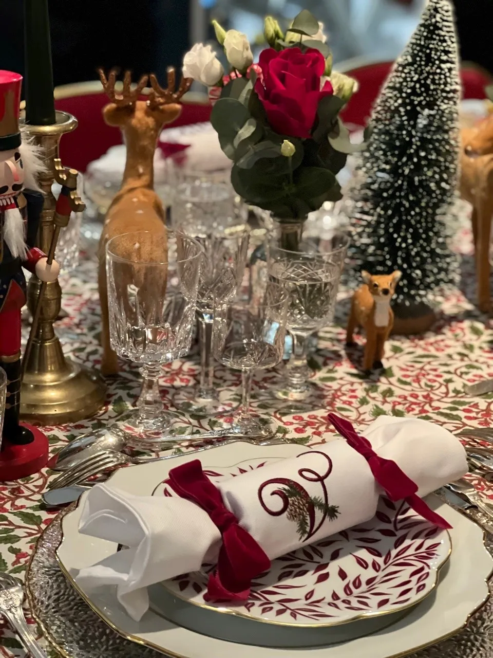 Christmas Table Styling Ideas From Bright and Bold to Traditional Luxe