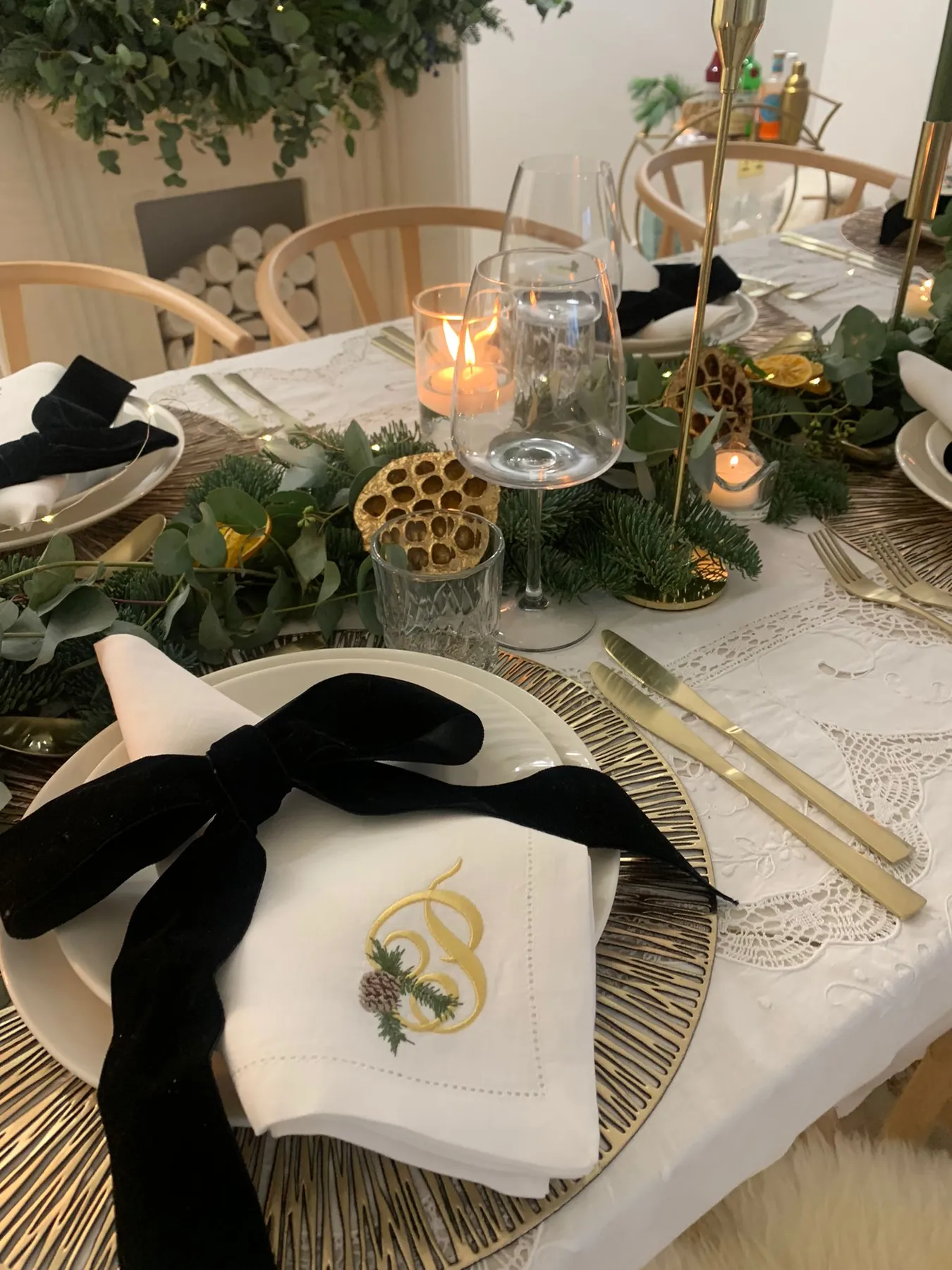 Christmas Table Styling Ideas From Bright and Bold to Traditional Luxe