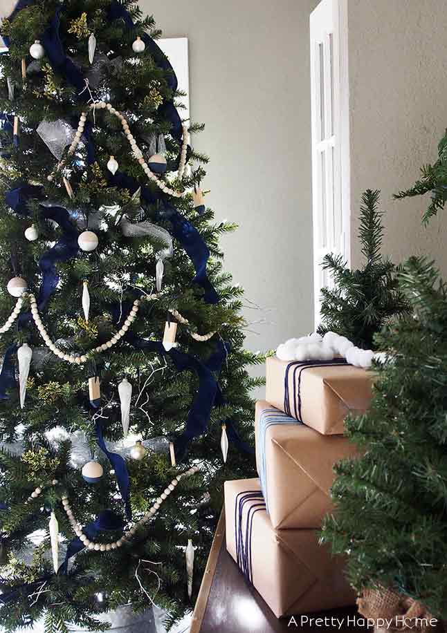 Christmas Tree 2018: Blue, White and Natural Wood – A Pretty Happy Home