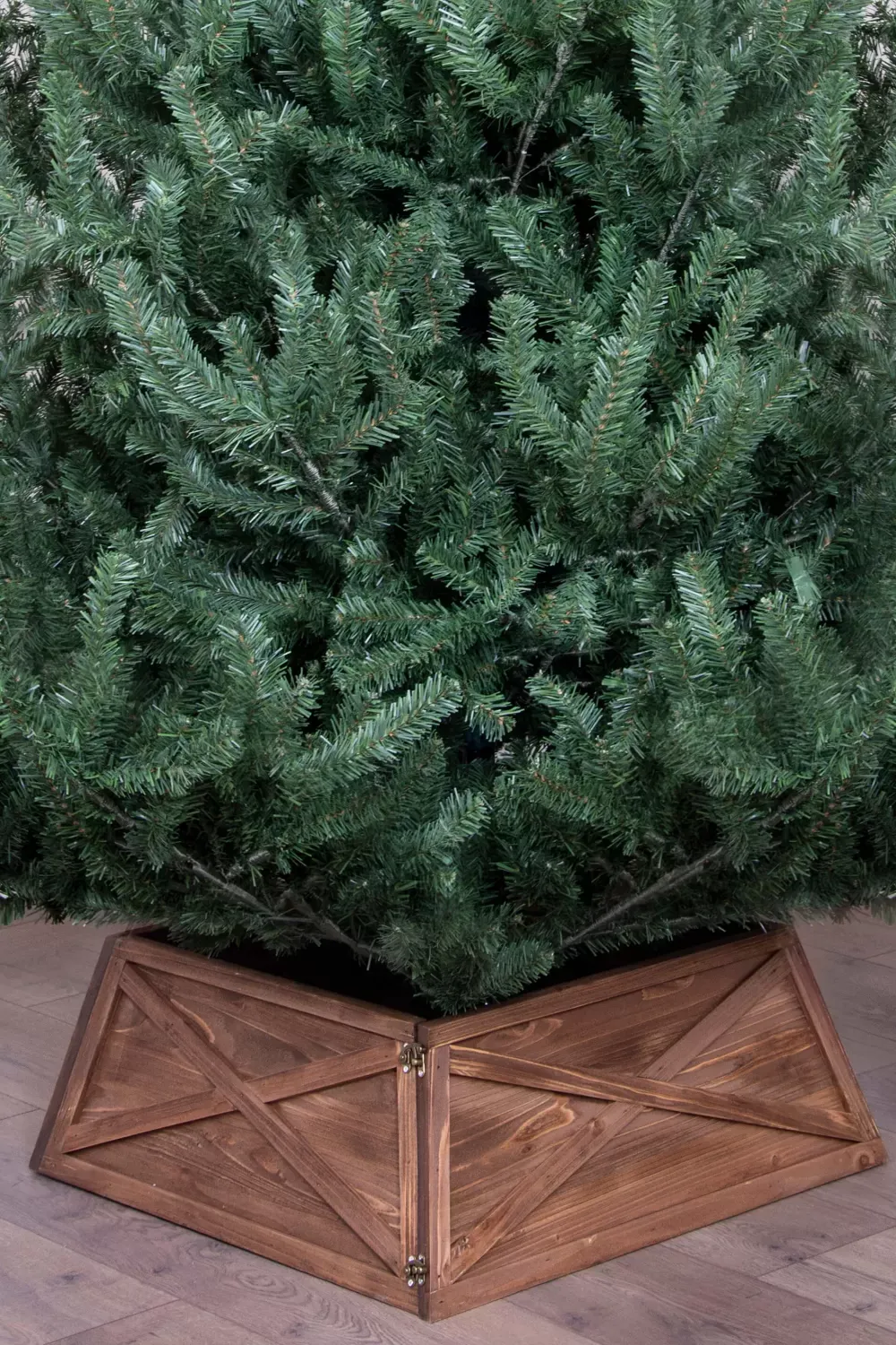 Christmas Tree World Natural Brown Wooden Tree Skirt (For 6ft-9ft Trees -  Tight Fit)< Tree Skirts & Surrounds | Christmas Tree Skirts | With Christmas  Tree