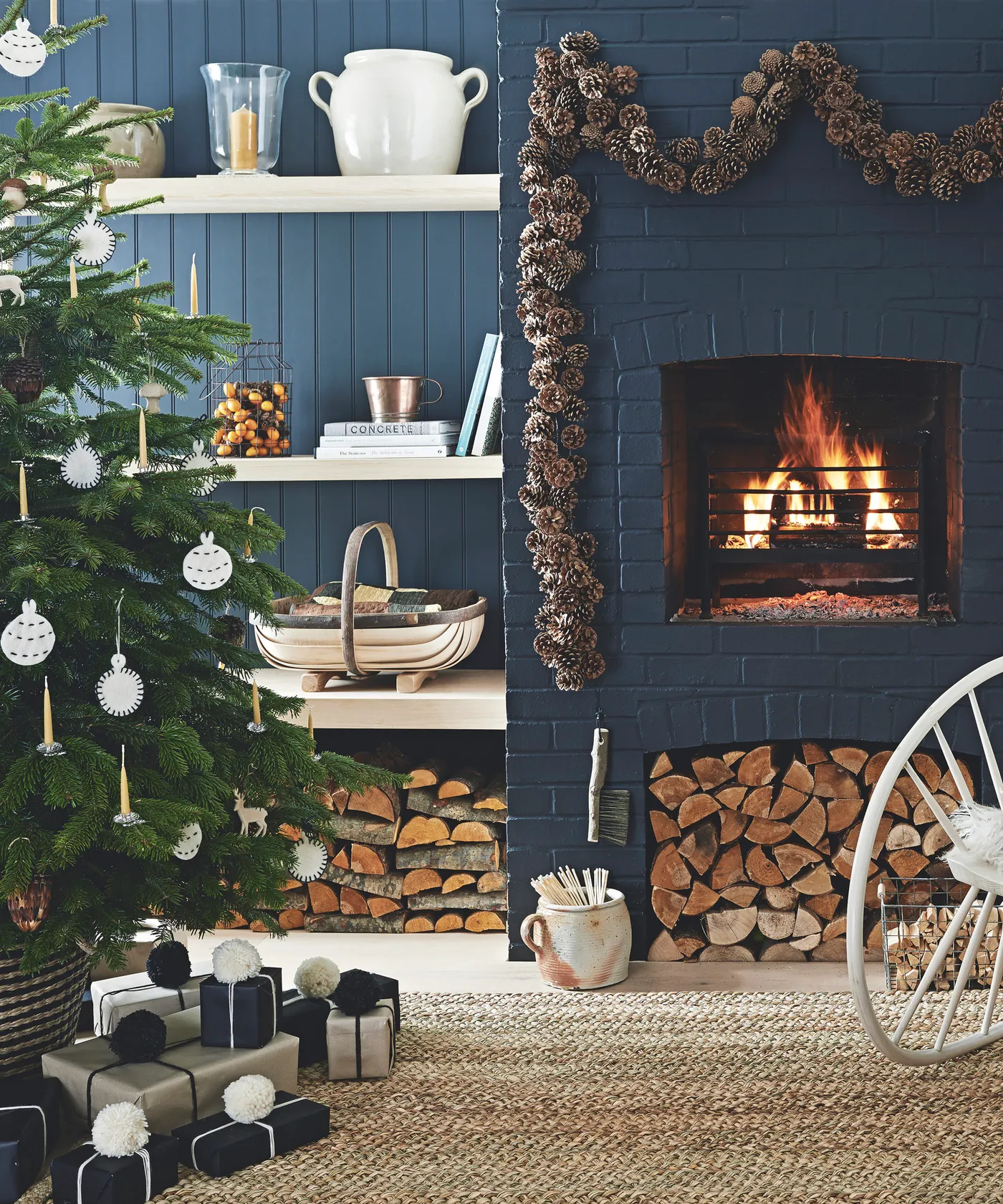 Christmas Wall Decor Above Store Fireplace 20 Fabulous Festive Flourishes High-end Homes