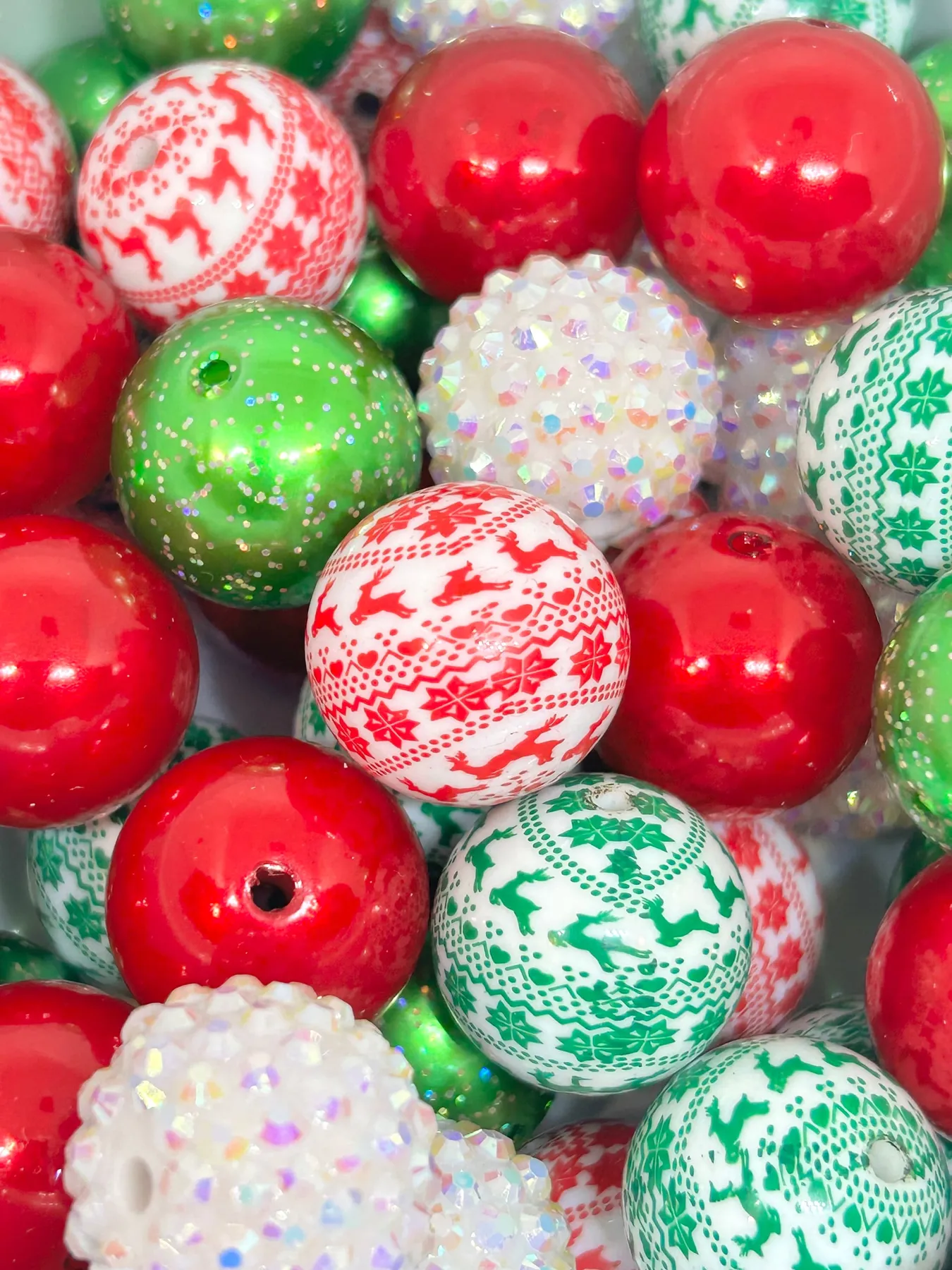 Chunky 20mm Christmas Beads Set - Vibrant Red, Green Glitter, Christmas  Sweater & White Iridescent Beads for Holiday Crafting