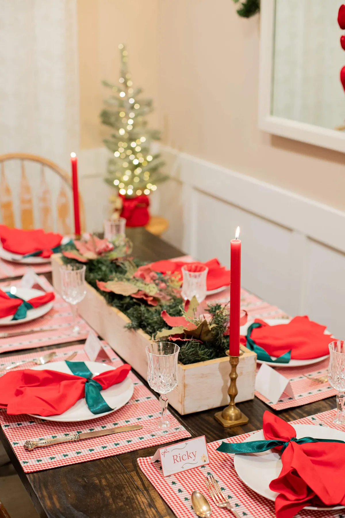 Cozy Gingham Christmas Table Setting Idea