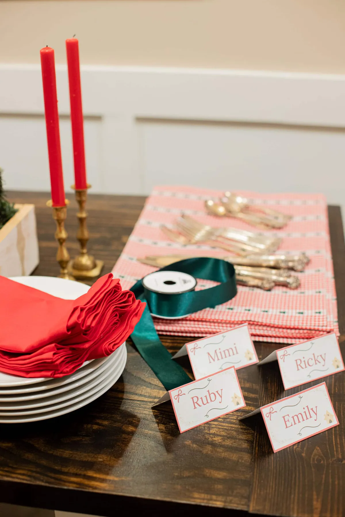 Cozy Gingham Christmas Table Setting Idea