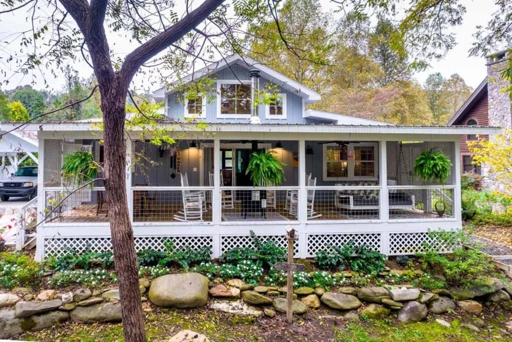 Creekside Quarters, Modern Farmhouse, Deep Creek your Backyard Oasis, Hot  Tub, Covered Porch, Ping Pong, Fire Pit, Outdoor Games, Close to Town &  Entrance to National Park, Bryson City (updated pric