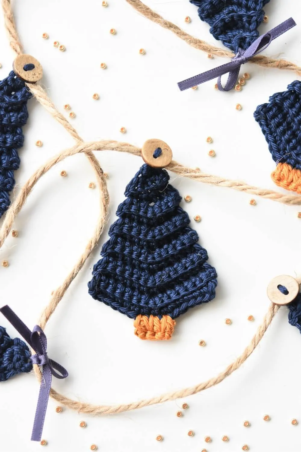 Crochet Christmas decor in navy | Christmas tree garland | lilleliis