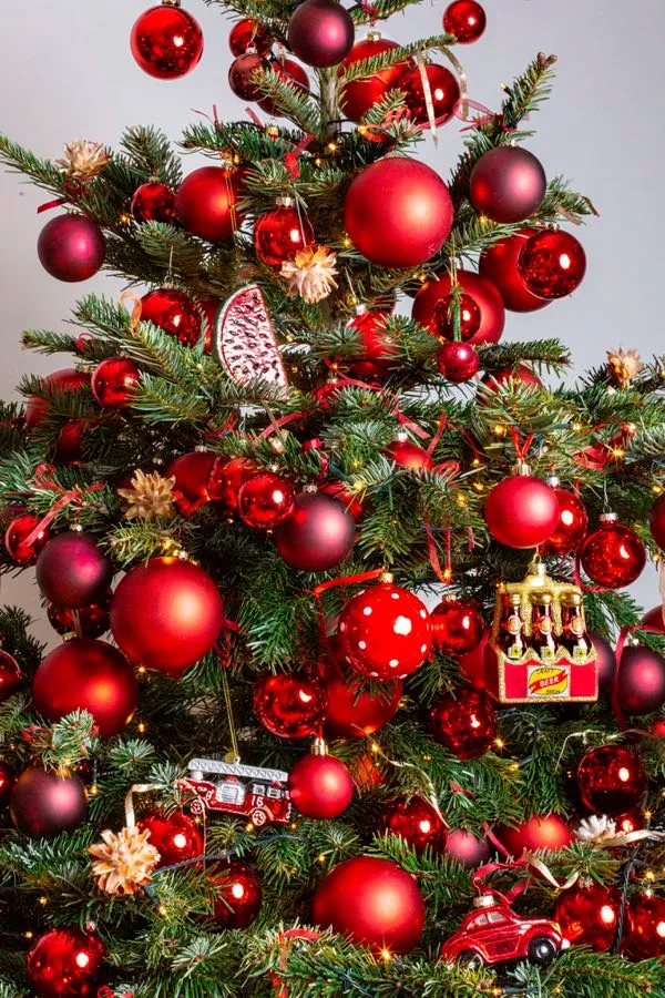 Decorated Christmas tree Red : pure convenience - URBANBLOOM