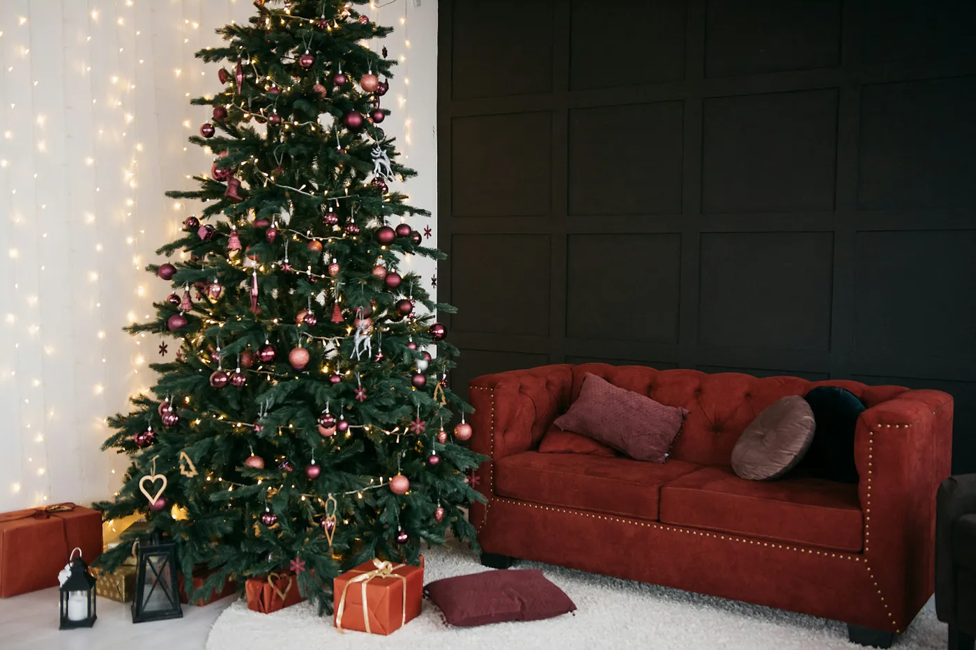 Decorated christmas tree with gifts and red sofa - Free Photo on Unsplash