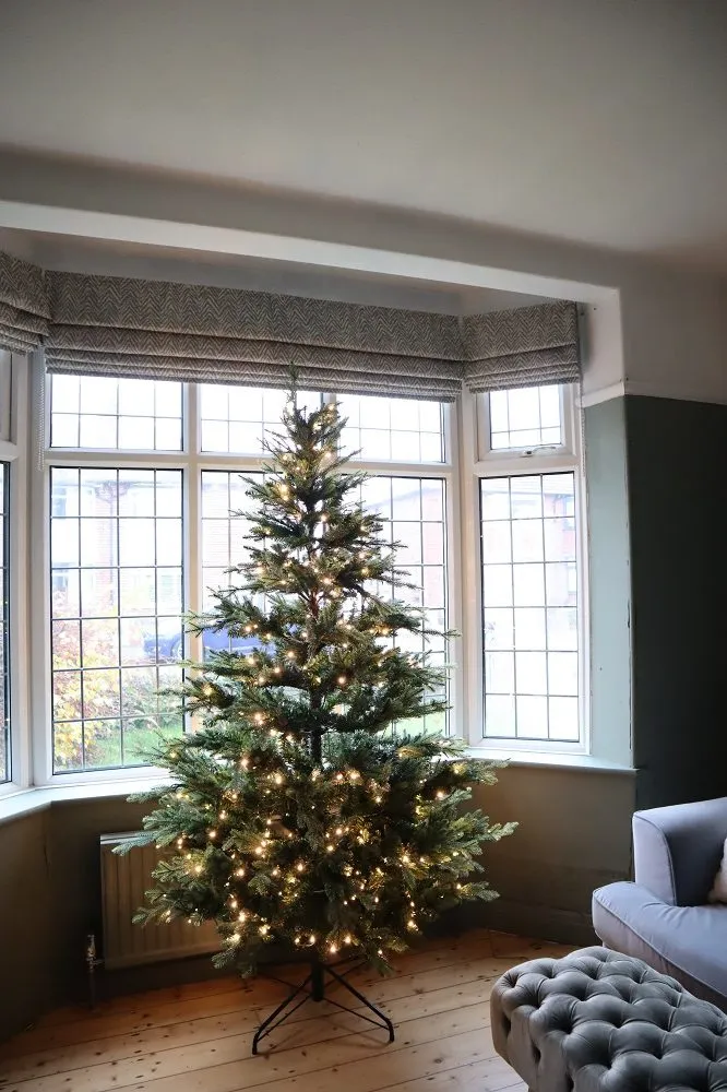 Decorating a Christmas Tree in a Bay Window - Tidylife