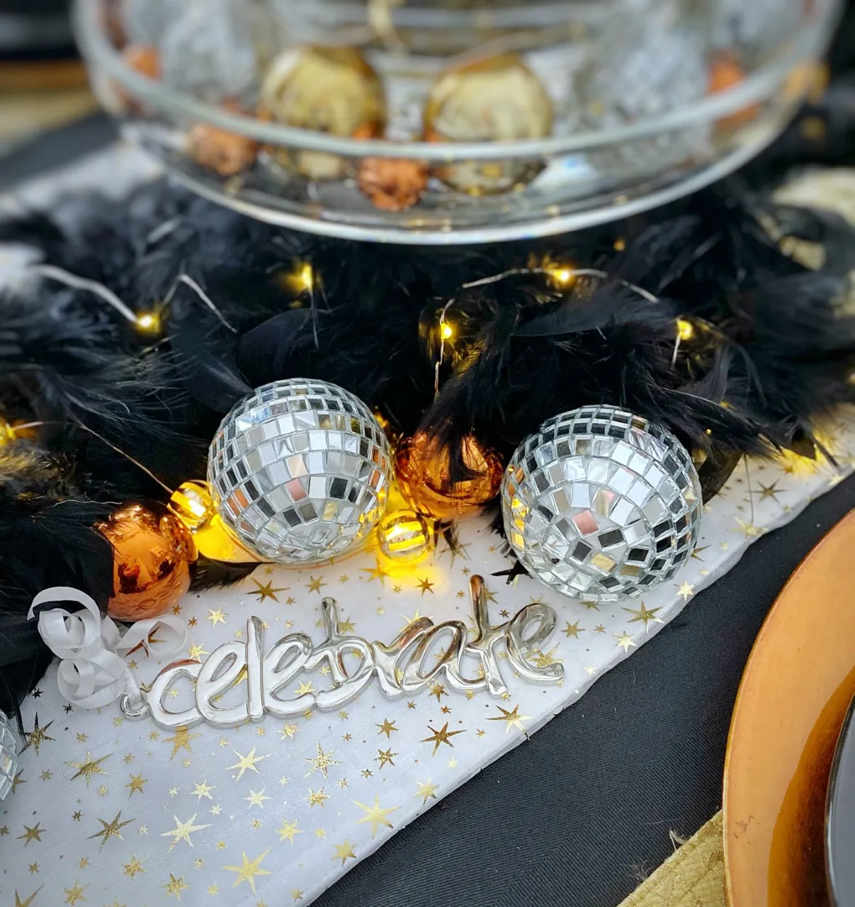 Dining Delight: New Year's Eve Tablescape with Mixed Metals