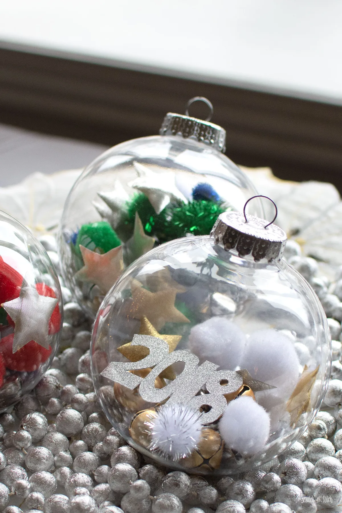 DIY Christmas Ornaments that Toddlers Can Make | Scratch and Stitch