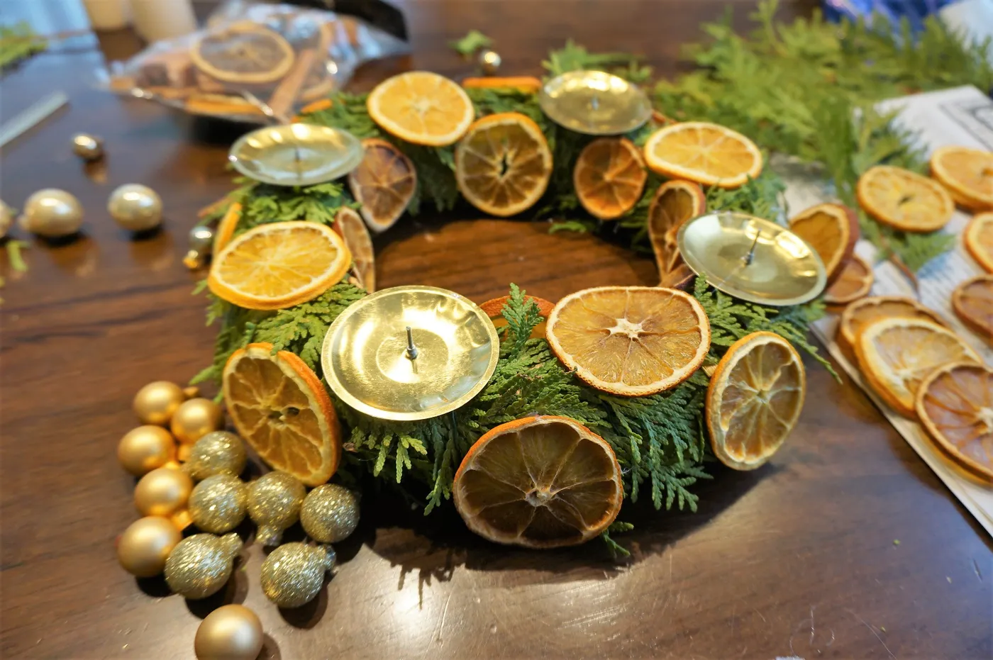 DIY: Dried orange slices Christmas wreath tutorial - DIY by Hanka
