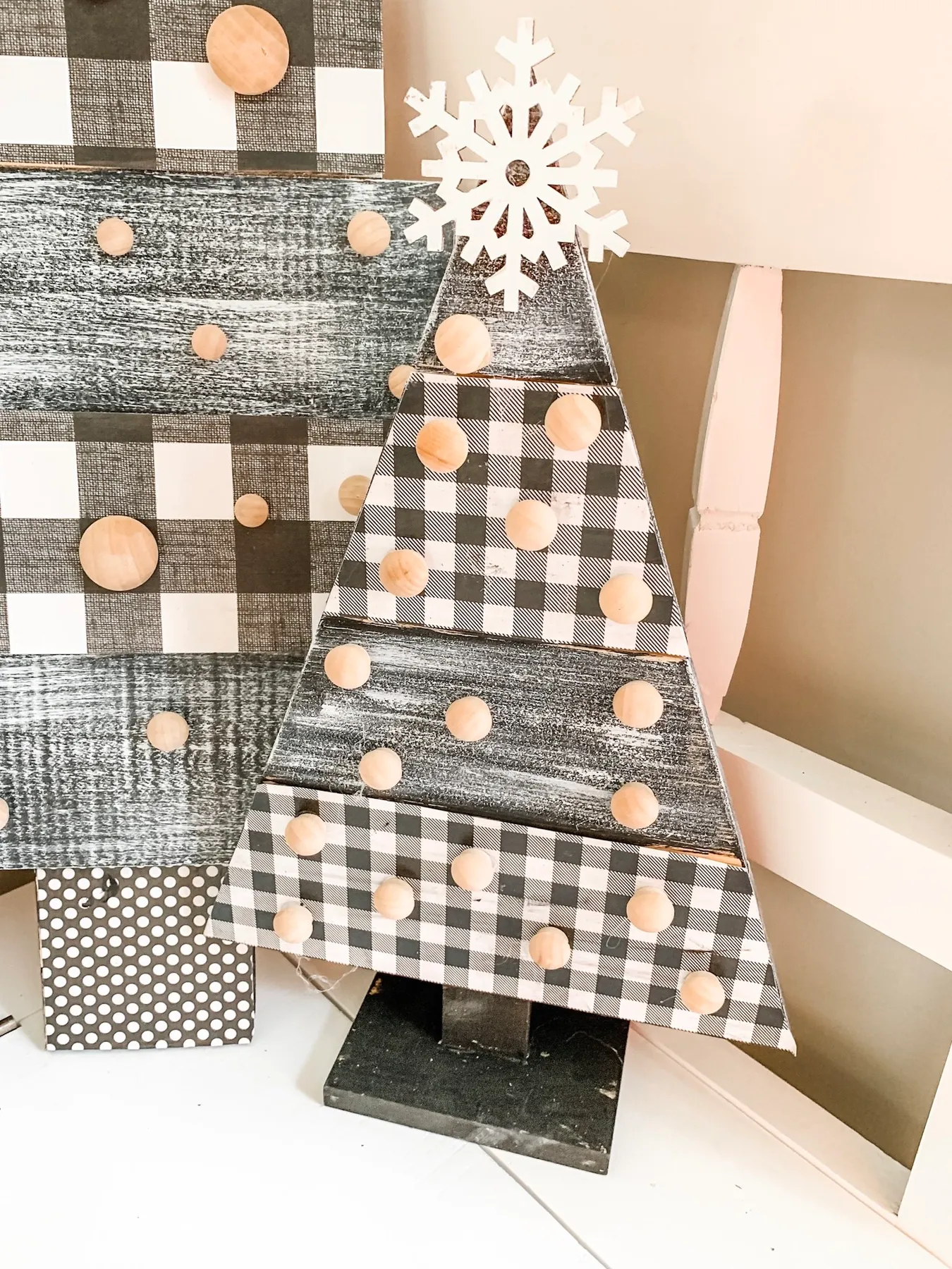 Easy DIY Pallet tree for Christmas! - Wilshire Collections