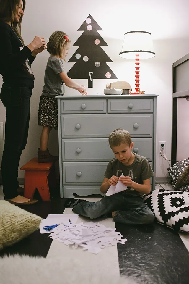 easy ways to cozy up the kids' room for christmas - RAE ANN KELLY