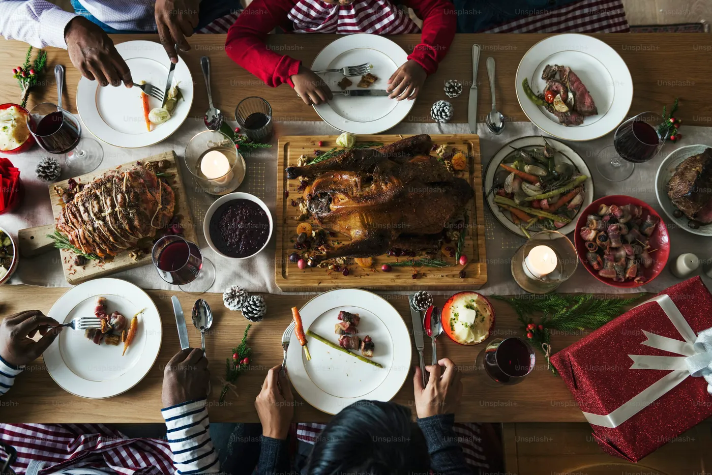 Family having a Christmas dinner - Photo on Unsplash+