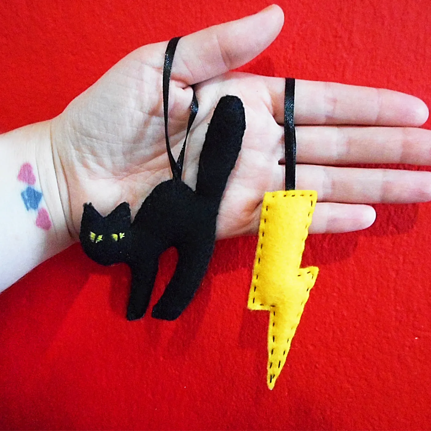 Felt ornaments I black cat I lightning I handmade in Berlin – Wild Heart Creations