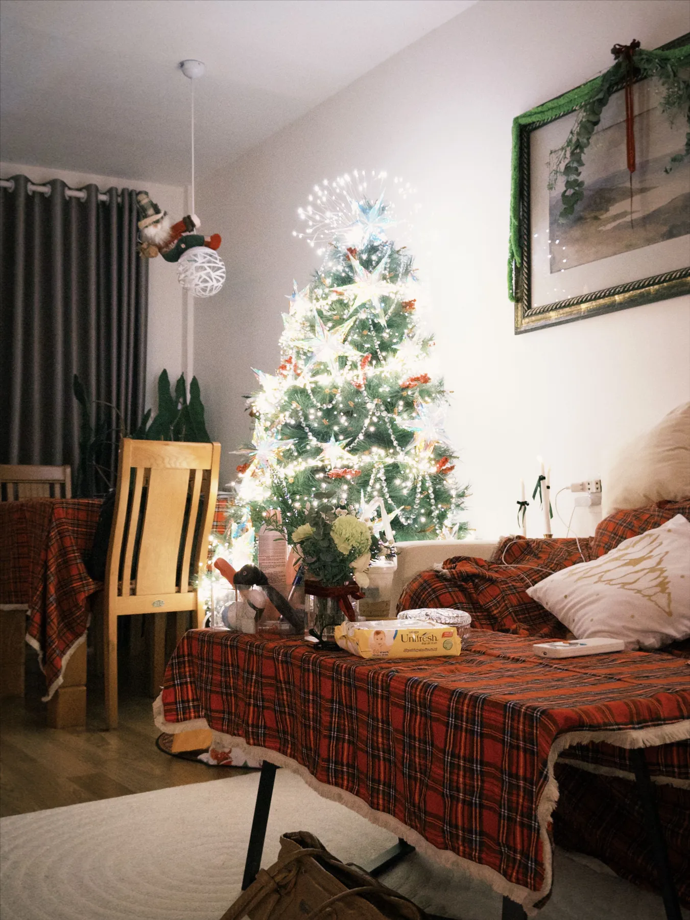 Festive Christmas Tree in Cozy Living Room · Free Stock Photo