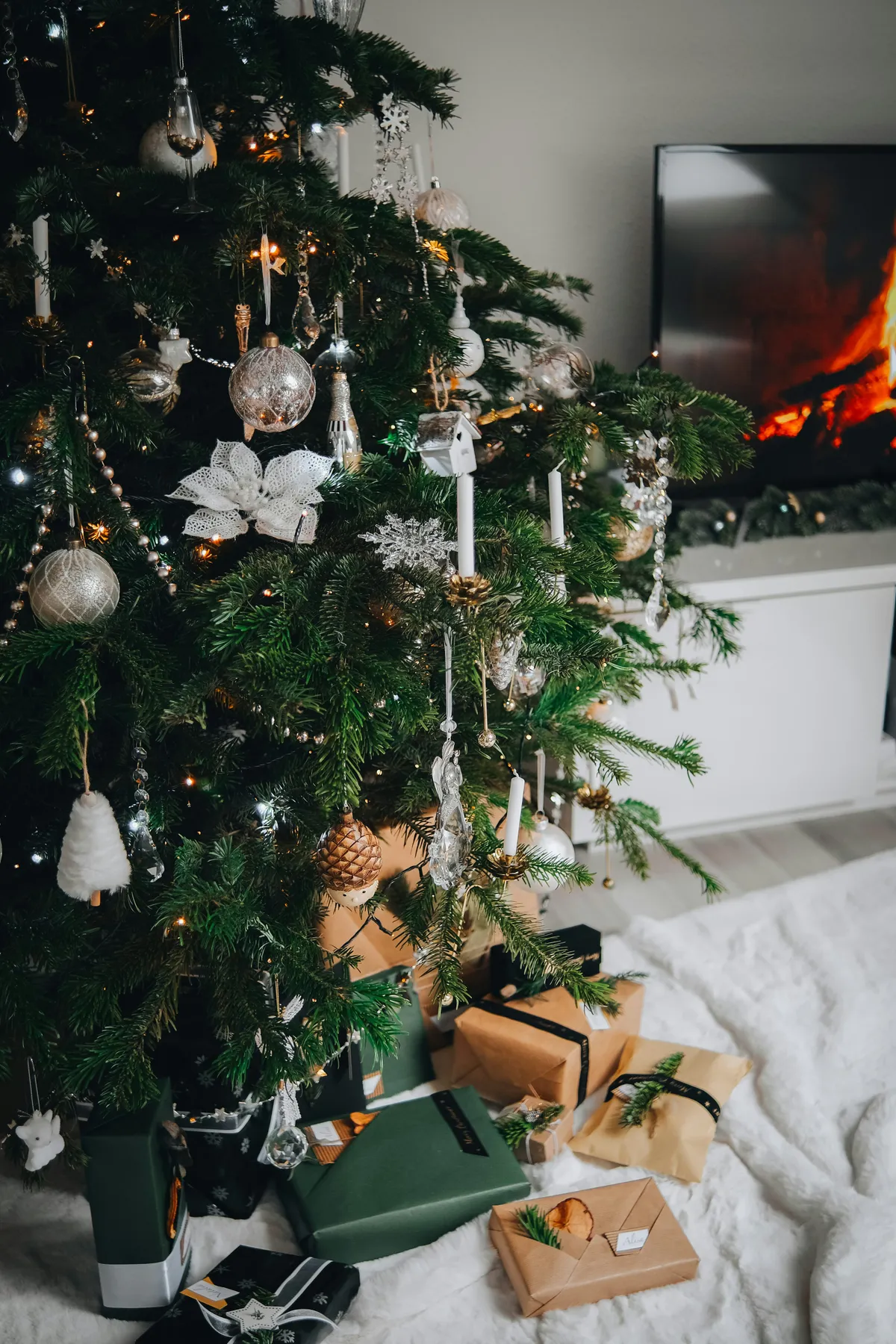 Green christmas tree with baubles and string lights - Free Photo on Unsplash