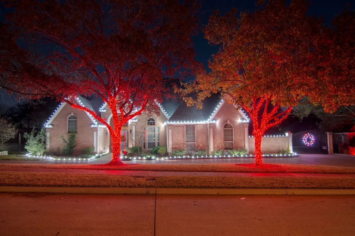 Guide to Installing Christmas Lights with Layering - Decorator's Warehouse