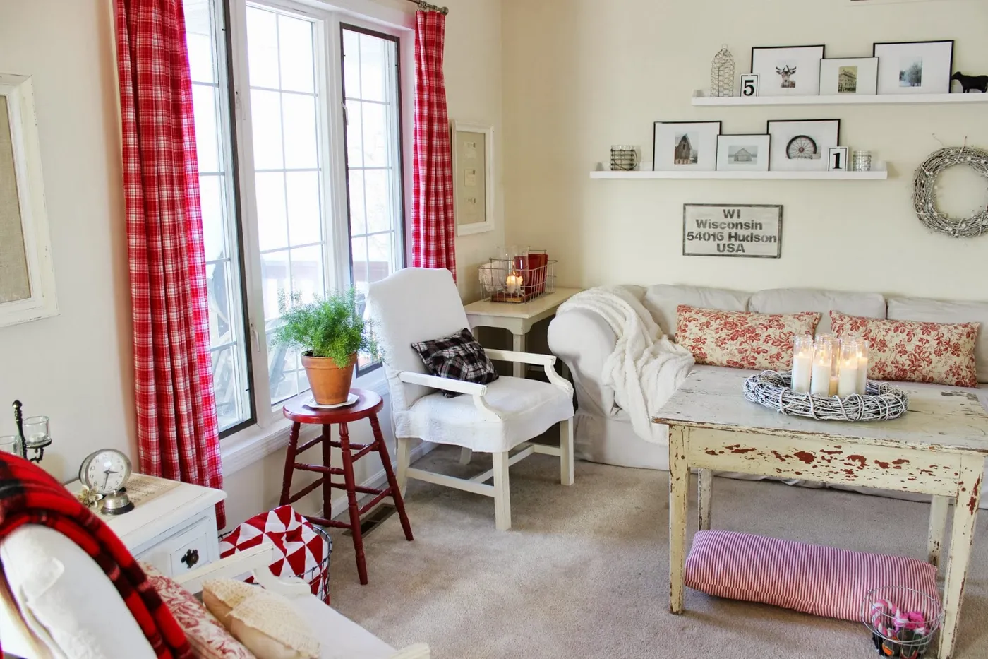 Happy At Home: Living Room's Winter Decor