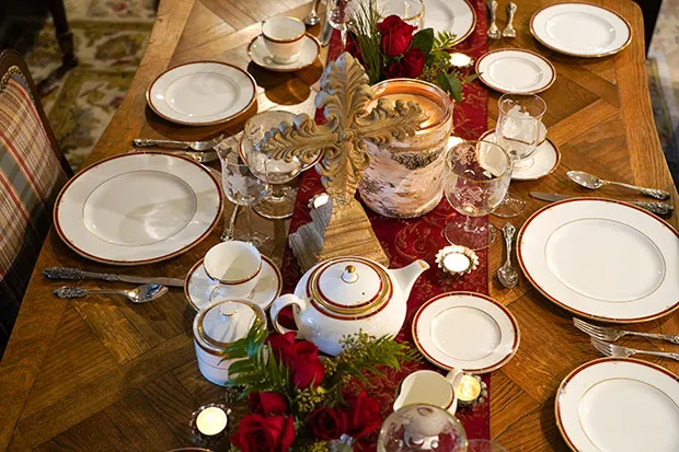 Holiday table settings and decor | Charleston Living Magazine