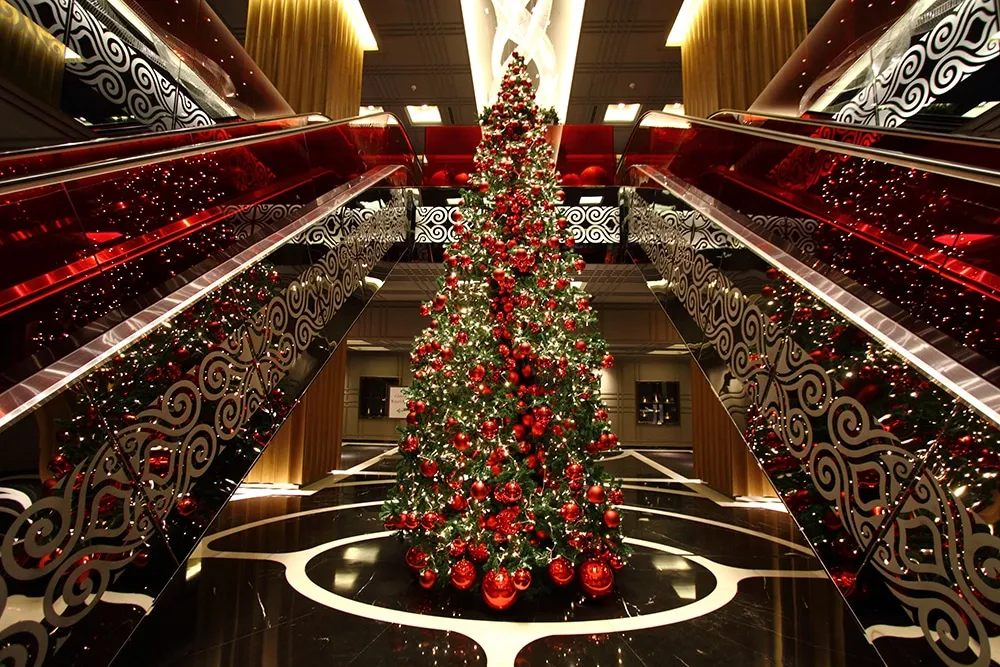 How Commercial Christmas Trees Light Up the Season - MK Illumination