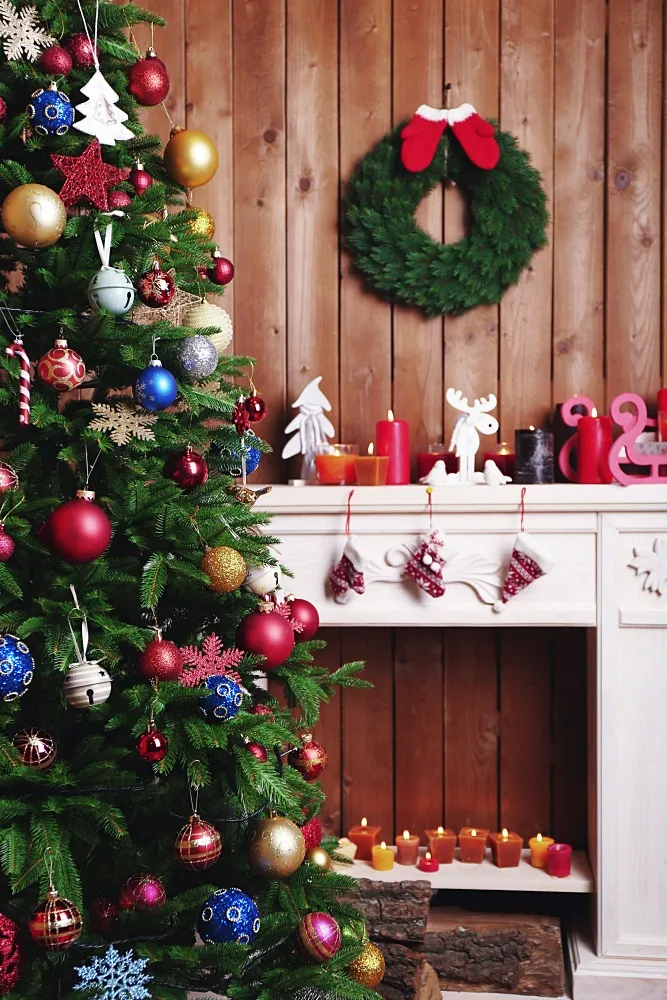 How to Coordinate Your Christmas Tree with Your Mantel