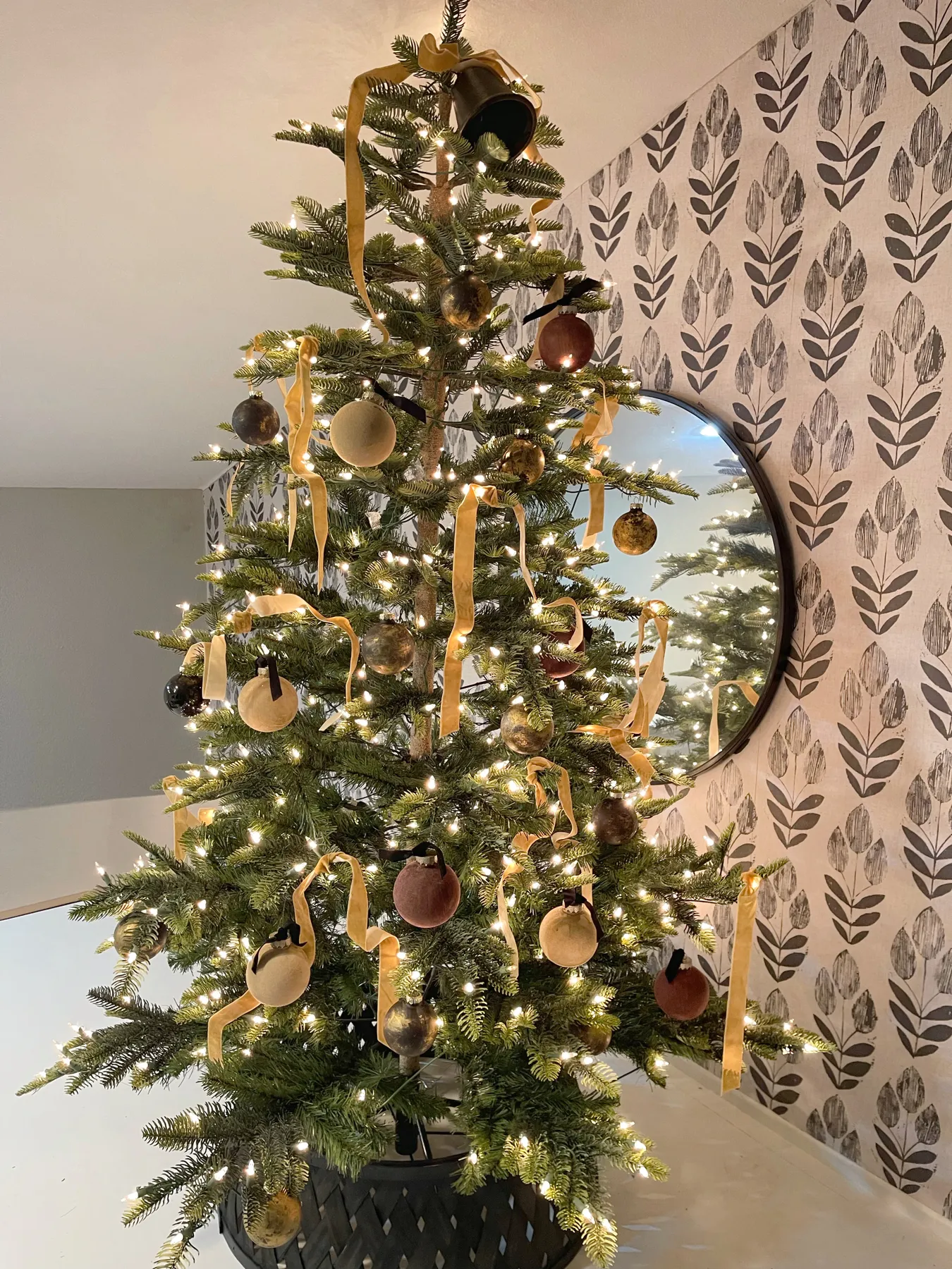 How To Create Beautiful And Festive Holiday Home Decor * Hip & Humble Style
