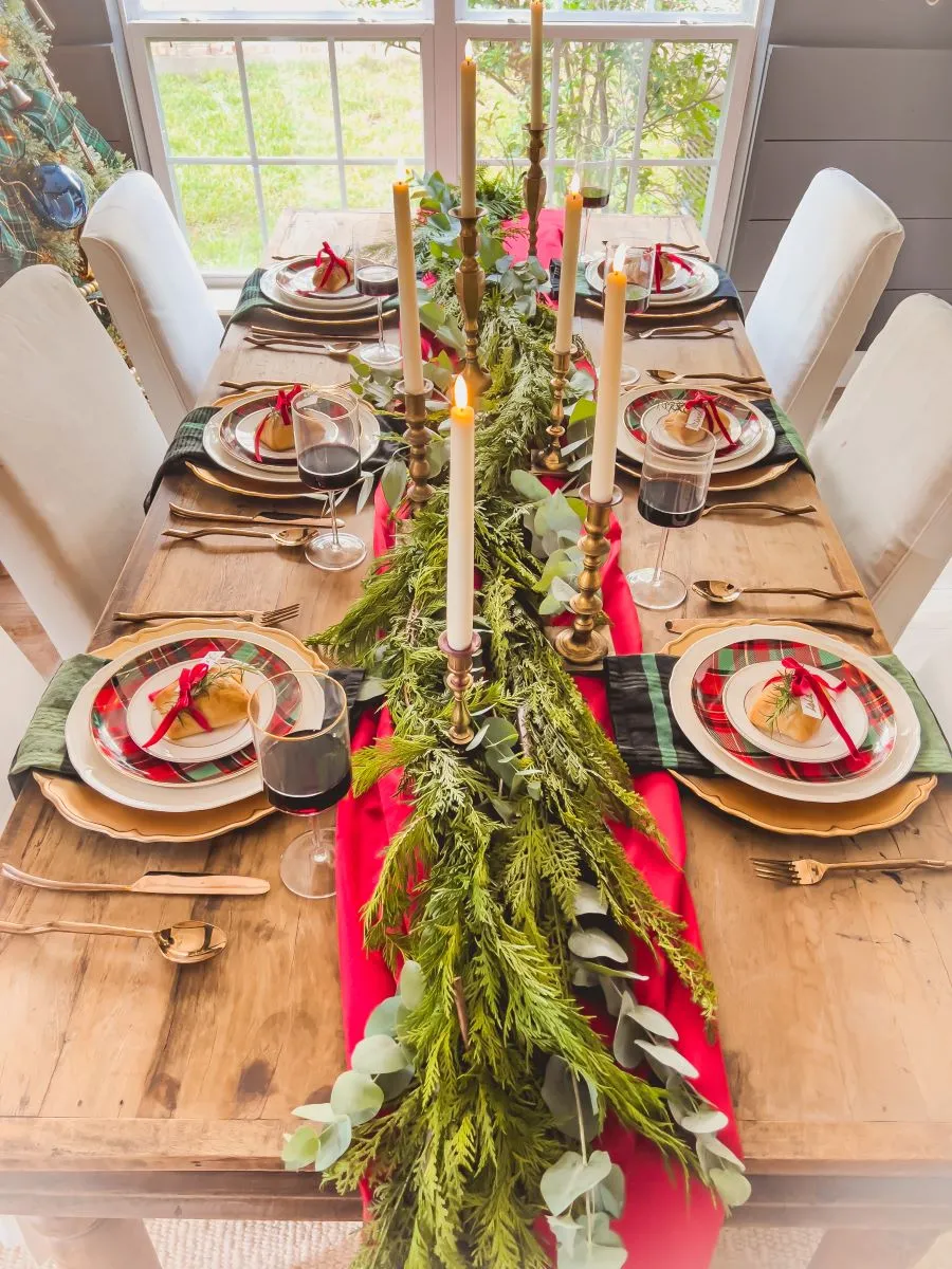 How to Decorate a Beautiful Christmas Table on a Budget -