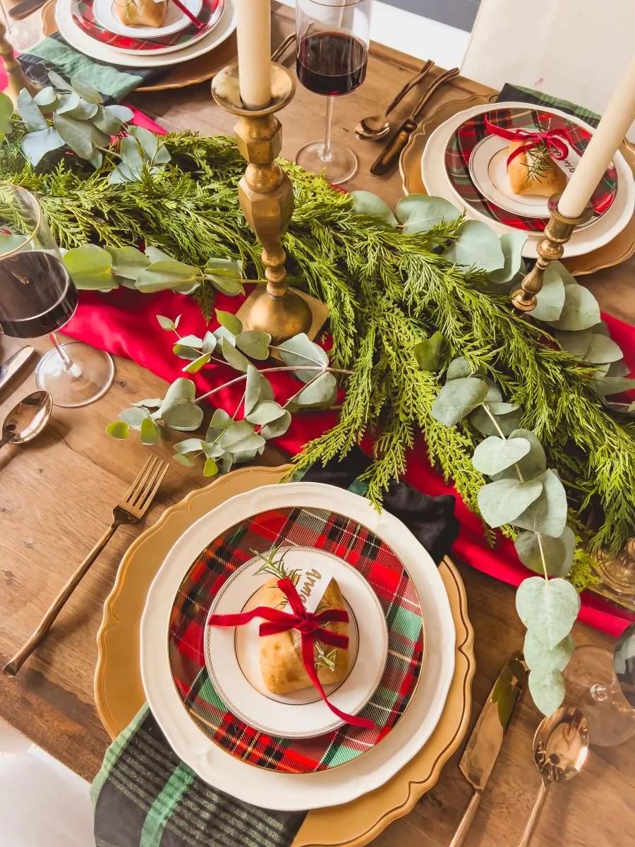 How to Decorate a Beautiful Christmas Table on a Budget -