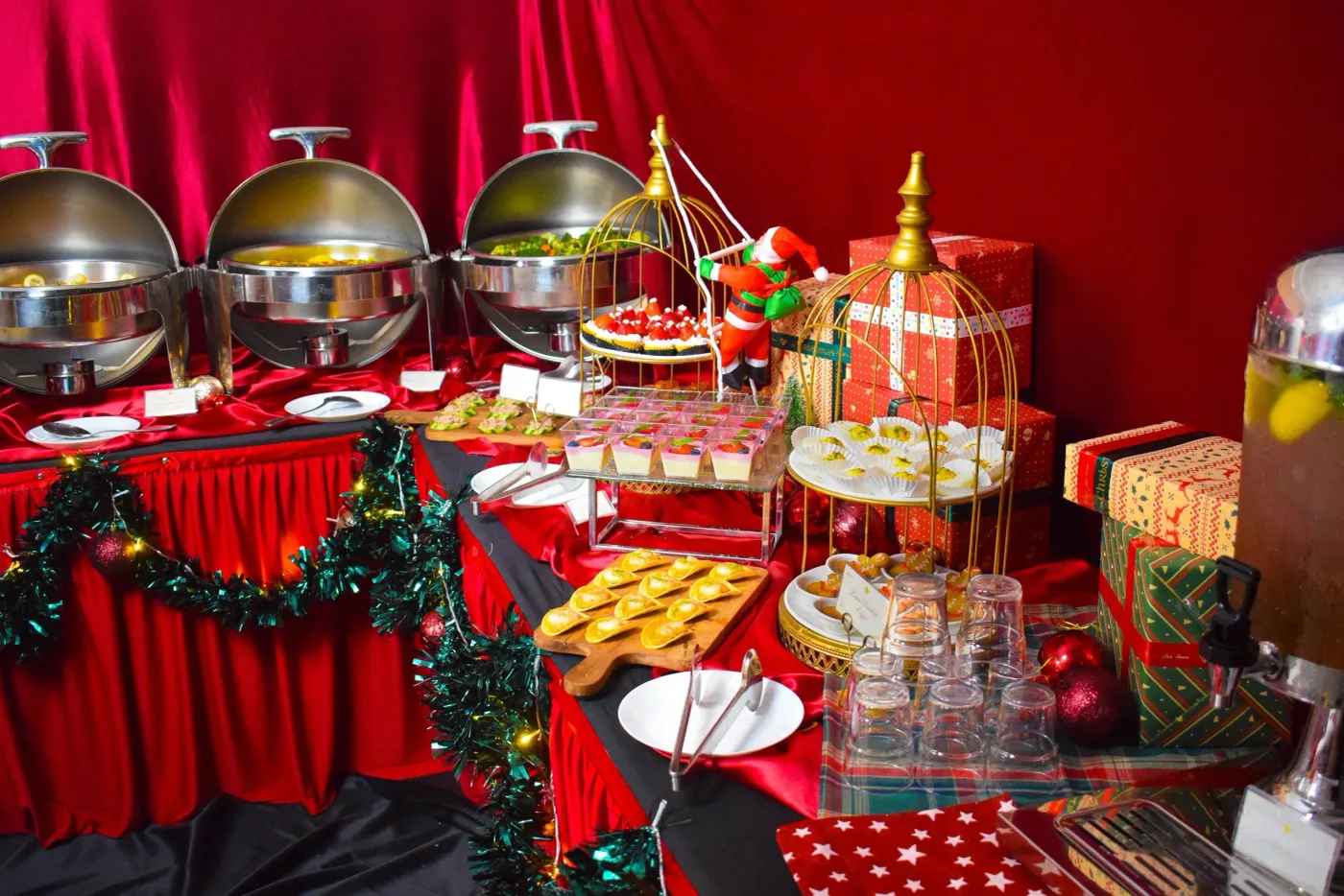 How to Decorate A Buffet Table for Christmas? - Yongyu Kitchenware